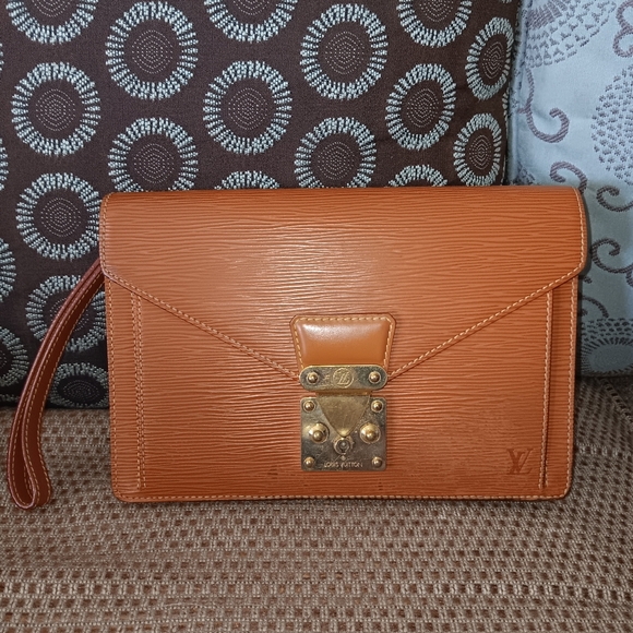 Louis Vuitton epi wristlet clutch- Authenticated - Picture 1 of 8